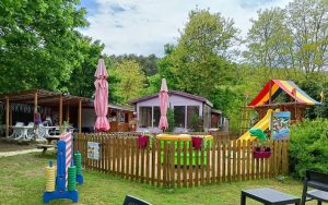 camping de la vallée du doux aire de jeux restaurant