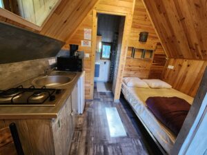 chalet troll insolite espace cuisine et chambre camping de la vallée du doux
