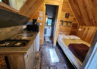 chalet troll insolite espace cuisine et chambre camping de la vallée du doux