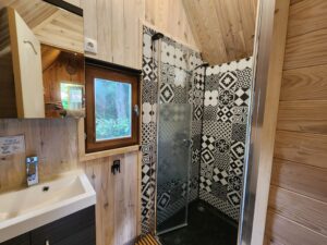chalet troll insolite salle de bain camping de la vallée du doux