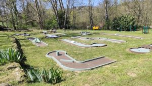 camping de la vallée du doux mini golf
