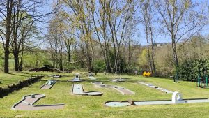 camping de la vallée du doux mini golf