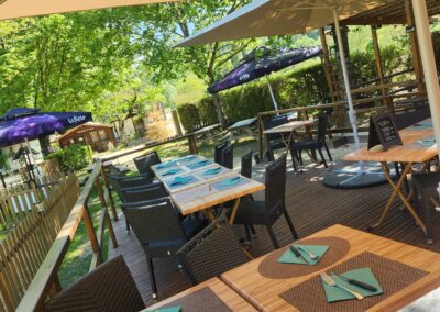 terrasse restaurant de la vallee du doux extérieure