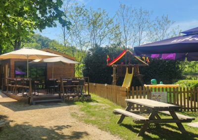 air de jeux restaurant de la vallee du doux extérieur