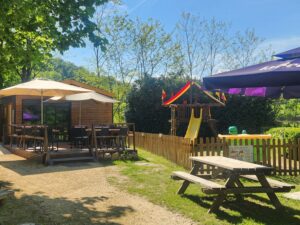 aire de jeux cloturée camping restaurant de la vallée du doux