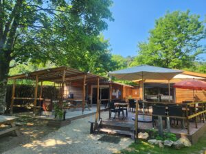 terrasse extérieure restaurant/camping de la vallée du doux